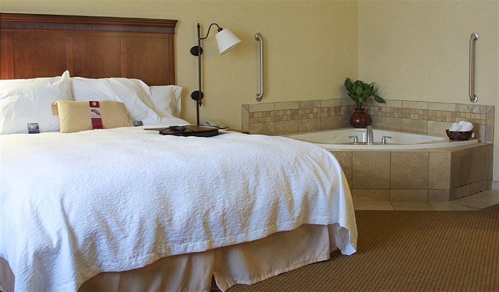 Hampton Inn & Suites Берлінґтон Номер фото