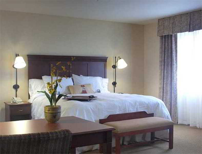 Hampton Inn & Suites Берлінґтон Номер фото